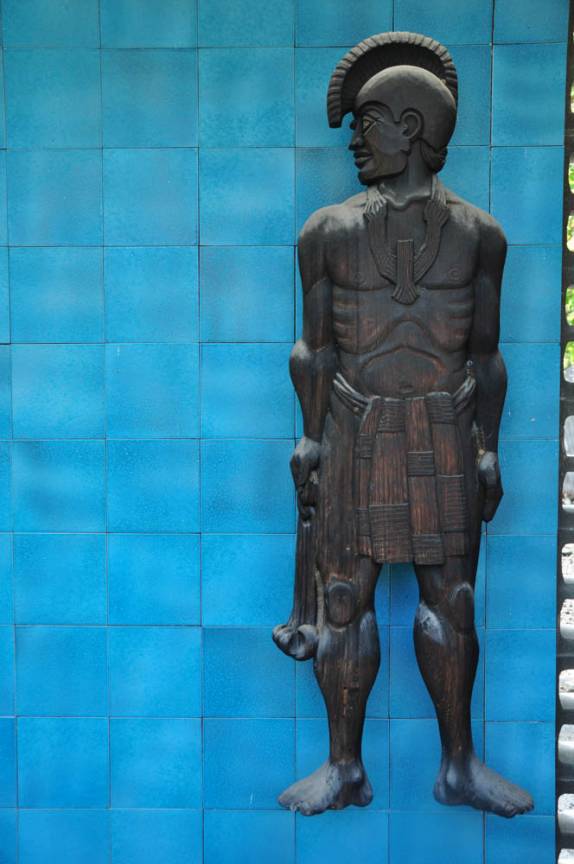 Representação de guerreiro havaiano no parque histórico de Pu'uhonua, ao sul de Kona, na Big Island, no Havaí